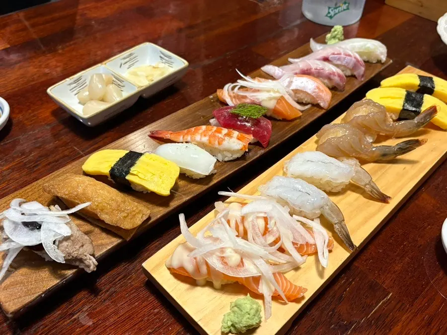 Table set with combo set and à la carte sushi together