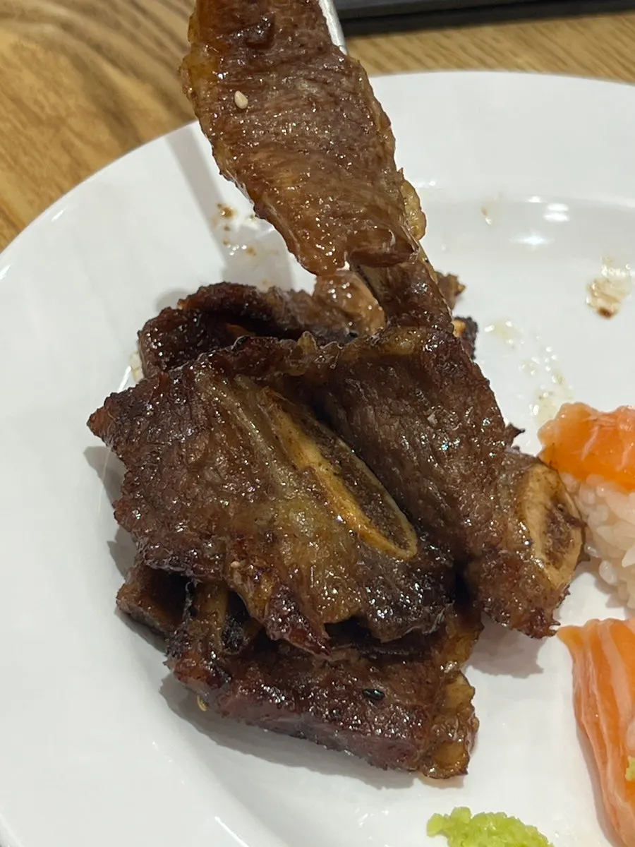 양념이 배어 있는 갈비 접시