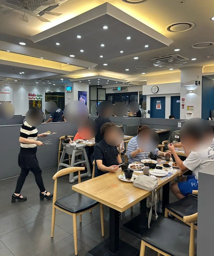 Papan informasi jam operasional QooQoo Chuncheon Branch