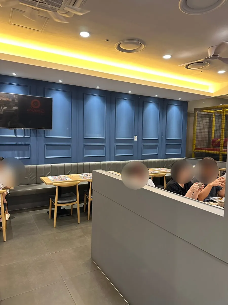 Kursi yang ditata luas di QooQoo Chuncheon Branch