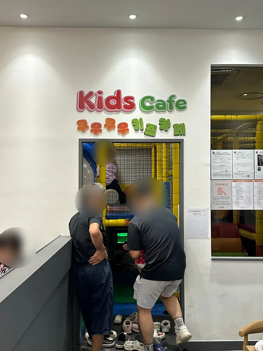 Interior QooQoo Chuncheon Branch dengan area terbagi