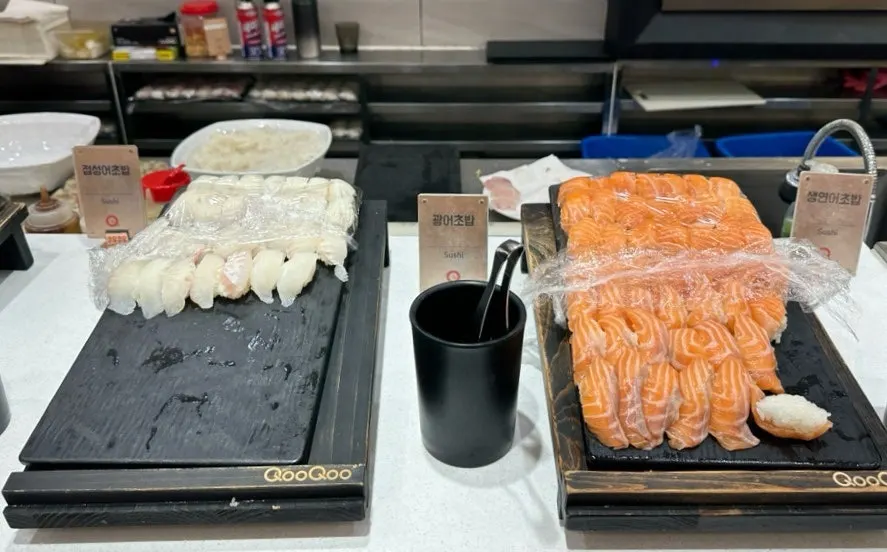 Staf menyiapkan sudut roll dan sushi