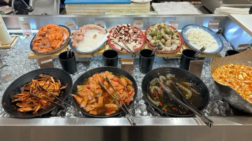 Sudut sushi beragam dan mi yang dibuat langsung