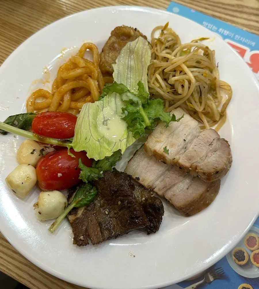 Sudut salad, danhobak, dan yukhoe di buffet