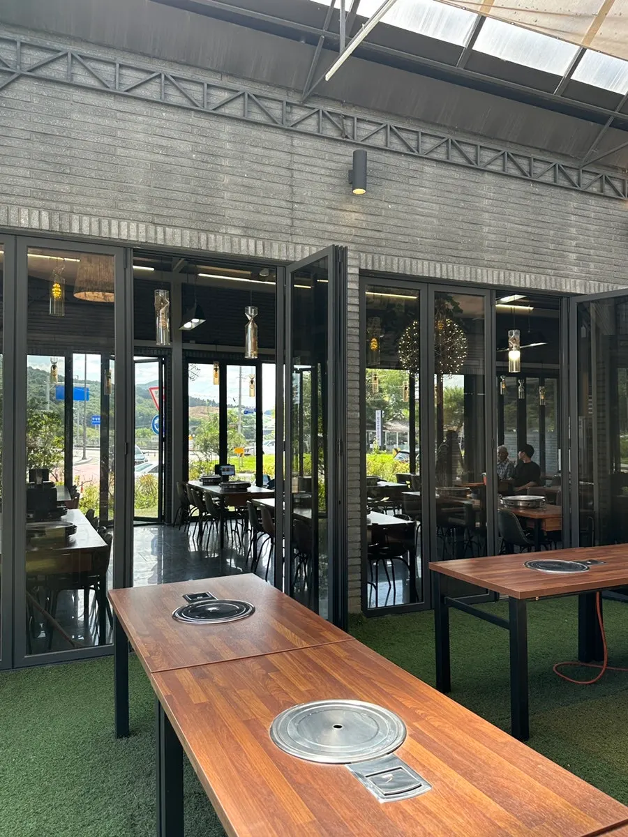 화계닭갈비 야외 숯불 식사 공간