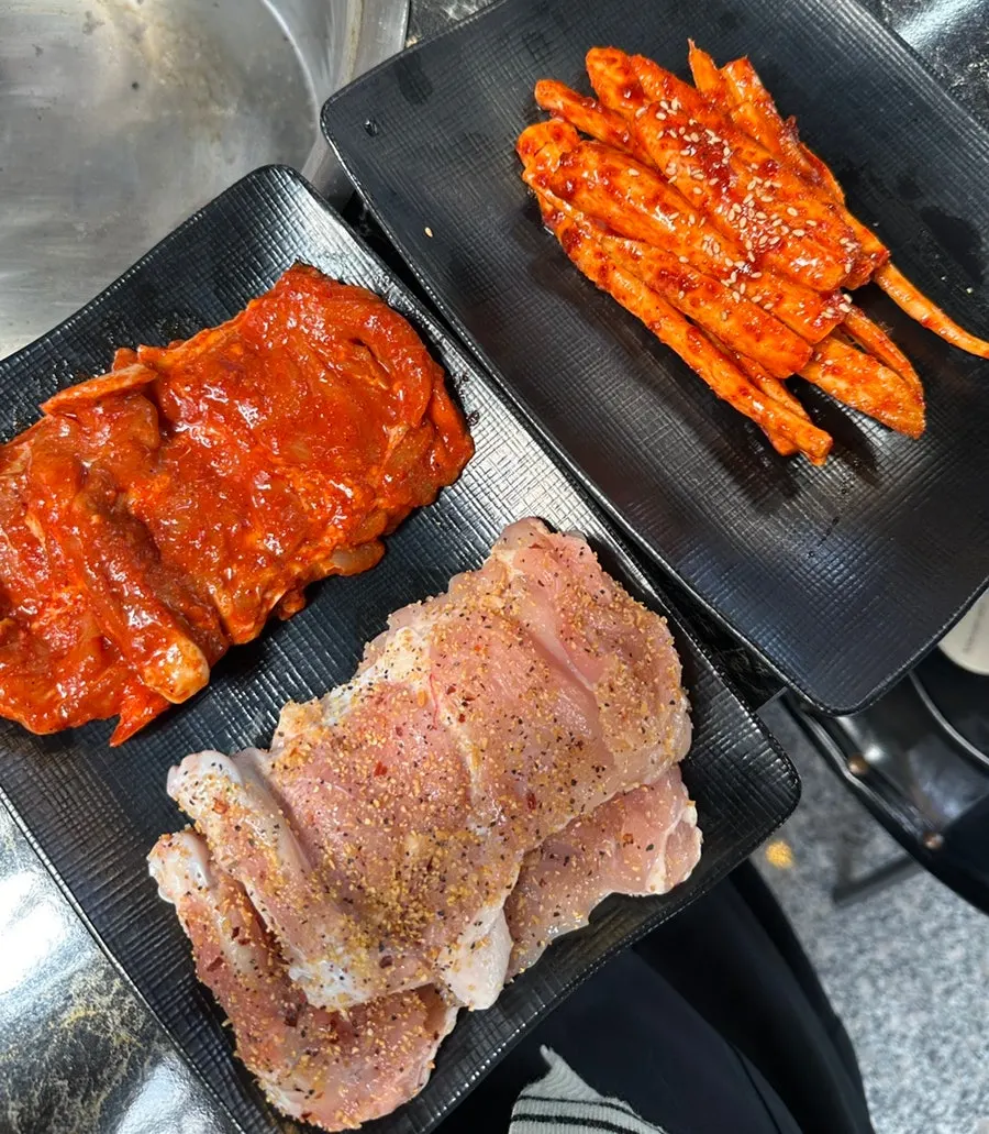 닭갈비와 곁들인 밑반찬 상차림