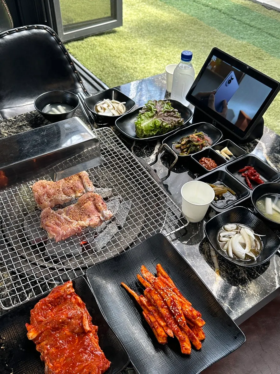 숯불에 굽기 전 닭갈비와 더덕구이