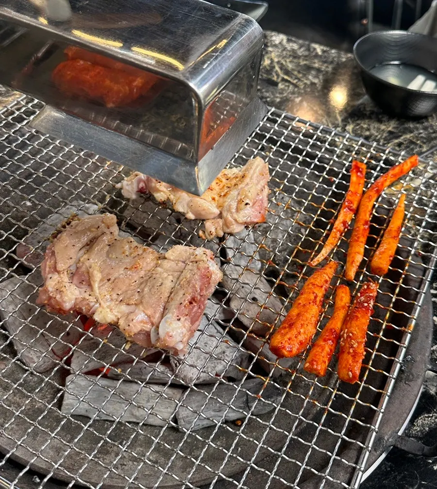 초록 풍경이 보이는 숯불 닭갈비 식사