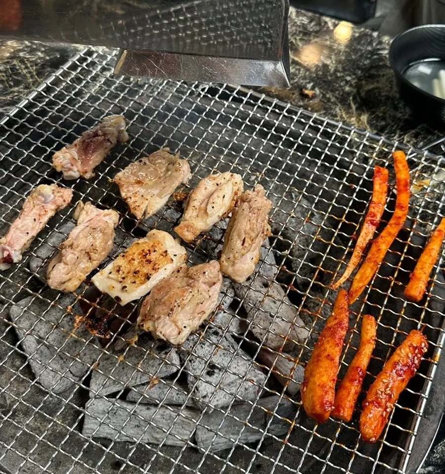 숯불 위에서 굽는 닭갈비와 더덕