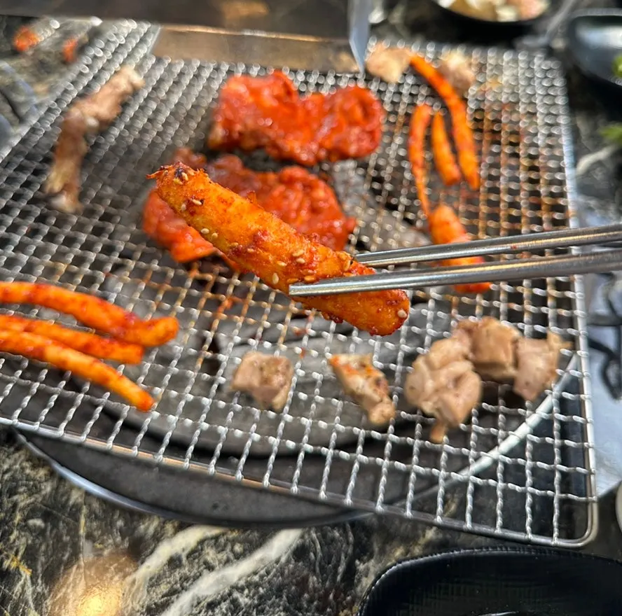 먹기 좋게 구운 소금 닭갈비