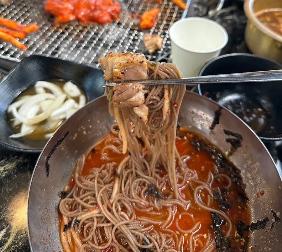 비벼 먹을 준비를 마친 막국수