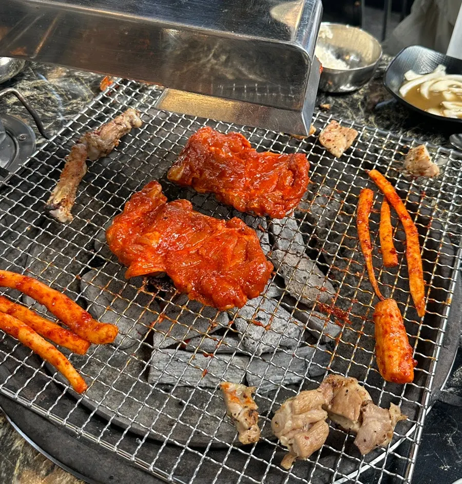 막국수 위에 올린 숯불 닭갈비