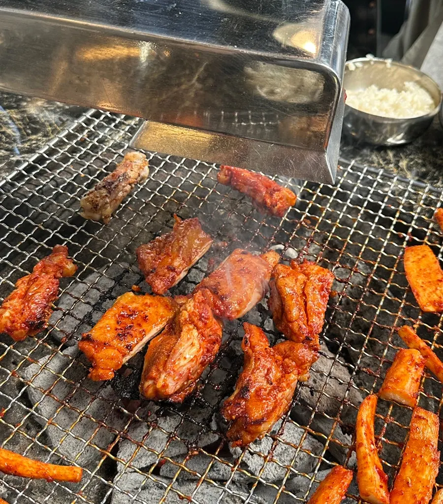 숯불에 굽는 양념 닭갈비