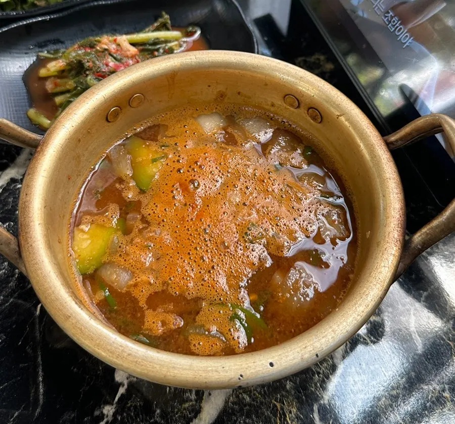 구워진 양념 닭갈비 한 접시