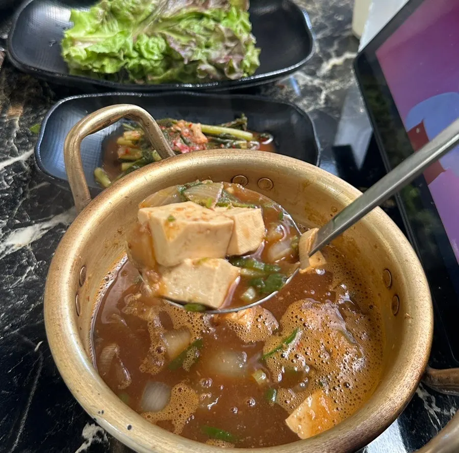 숯불 향을 더한 양념 닭갈비