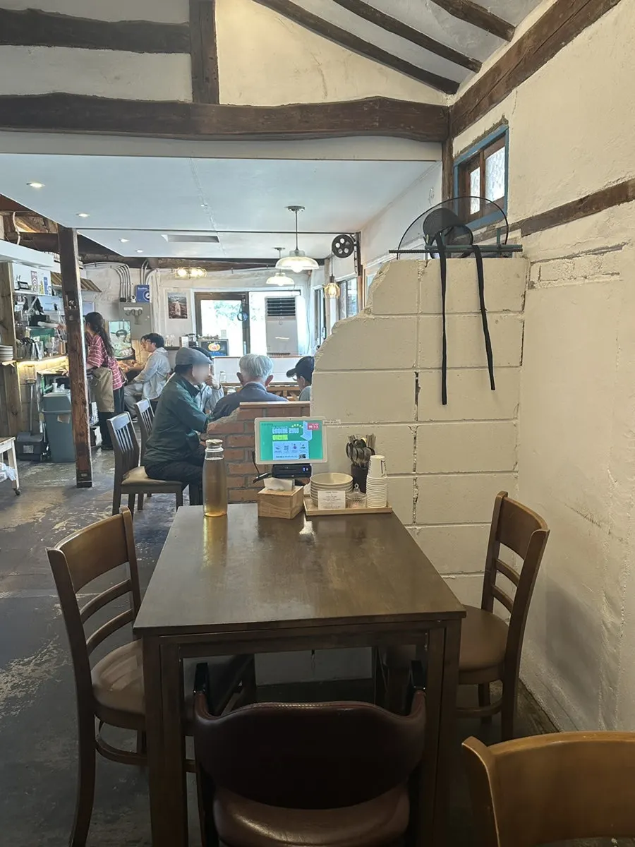 Table seating inside Hyeondae Memil