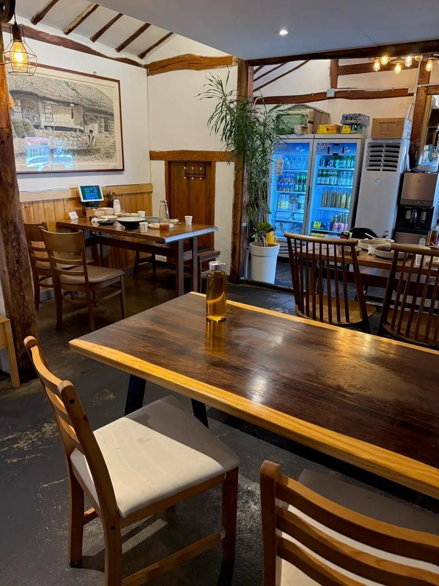 Neatly arranged dining hall at Hyeondae Memil