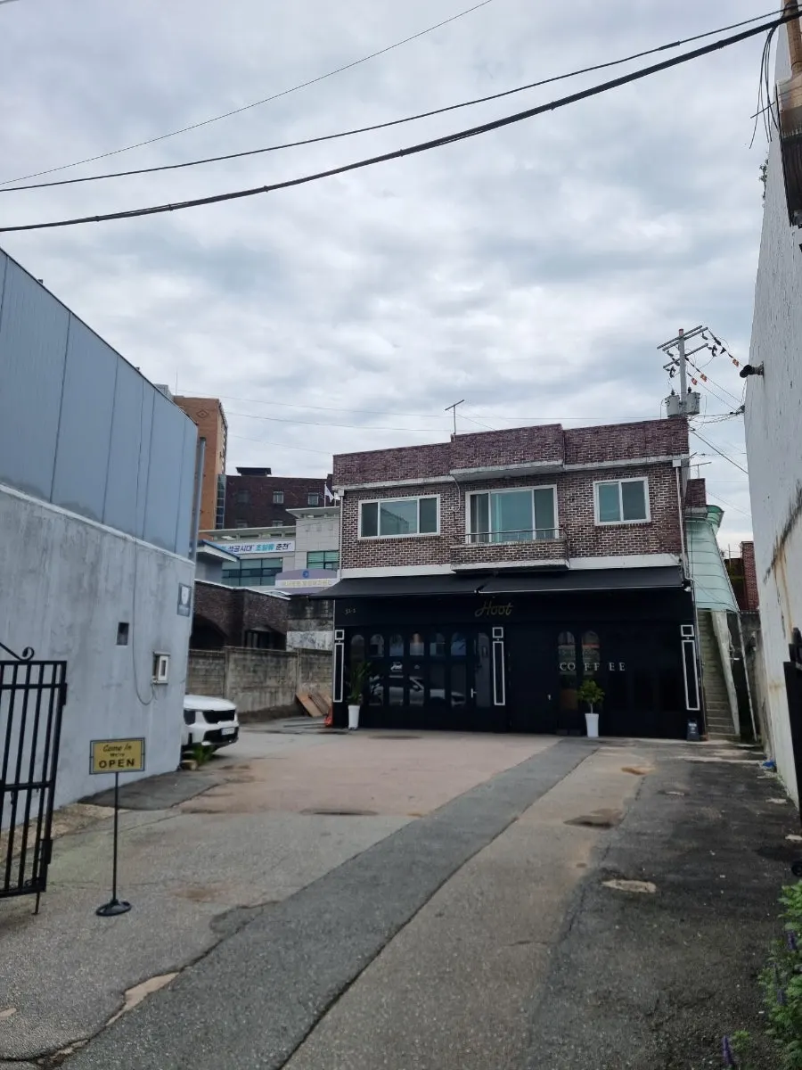 검은색 외관의 춘천 명동길 카페 훗 입구