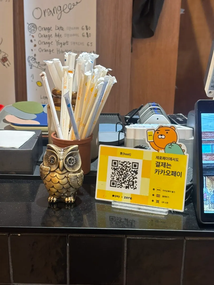 찻잔과 그릇이 올려진 빈티지 선반