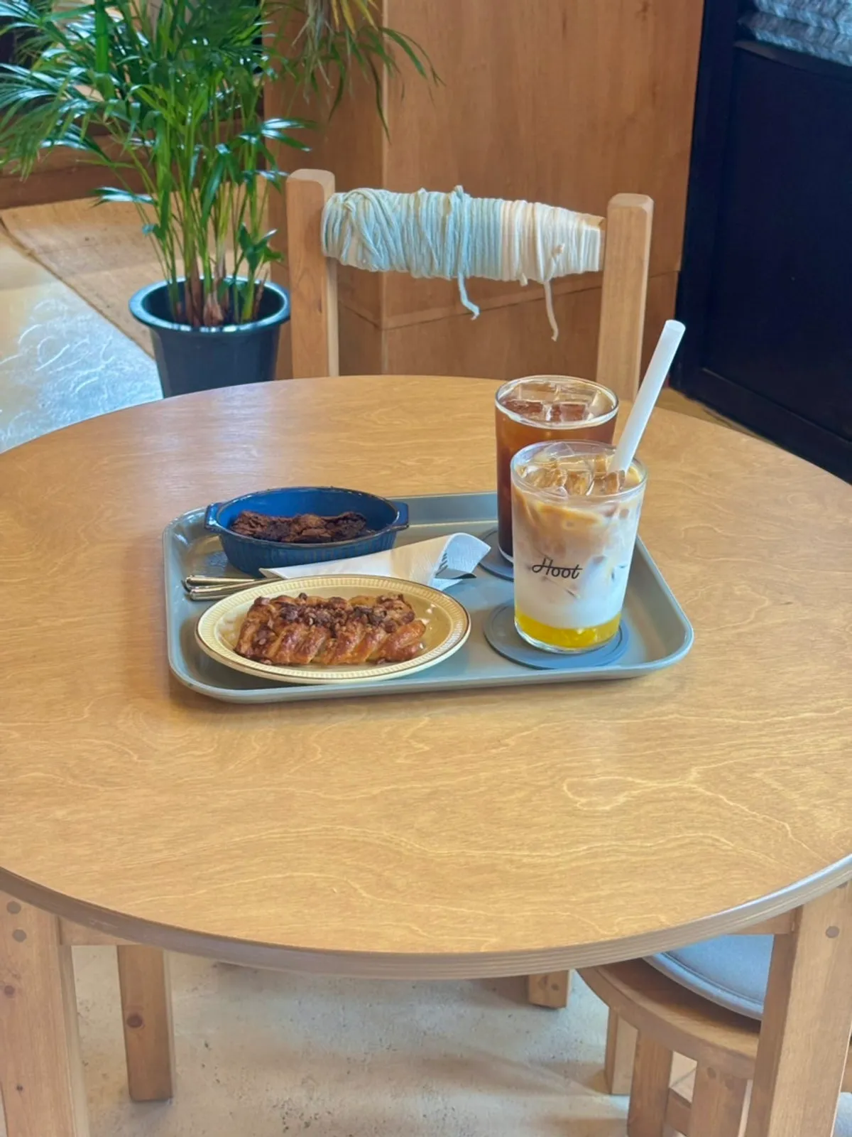 커피와 오렌지 메뉴가 적힌 카페 훗 메뉴판