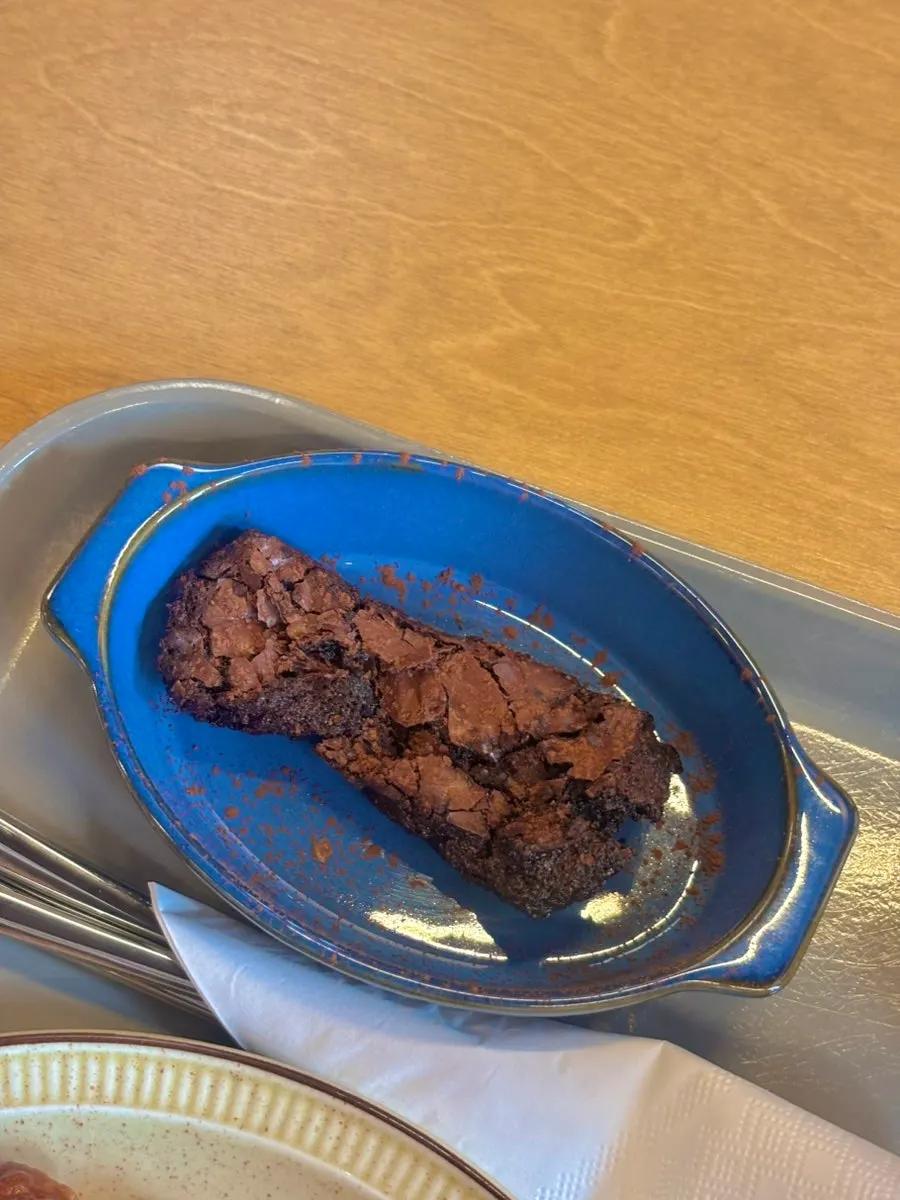 테이블에 놓인 아메리카노와 오렌지라떼