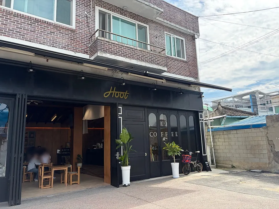 춘천 명동길로 이전한 카페 훗 전경