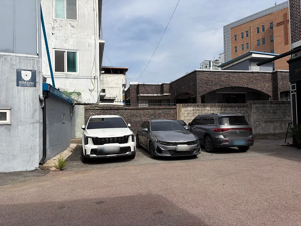 카페 훗 매장 앞 전용 주차장