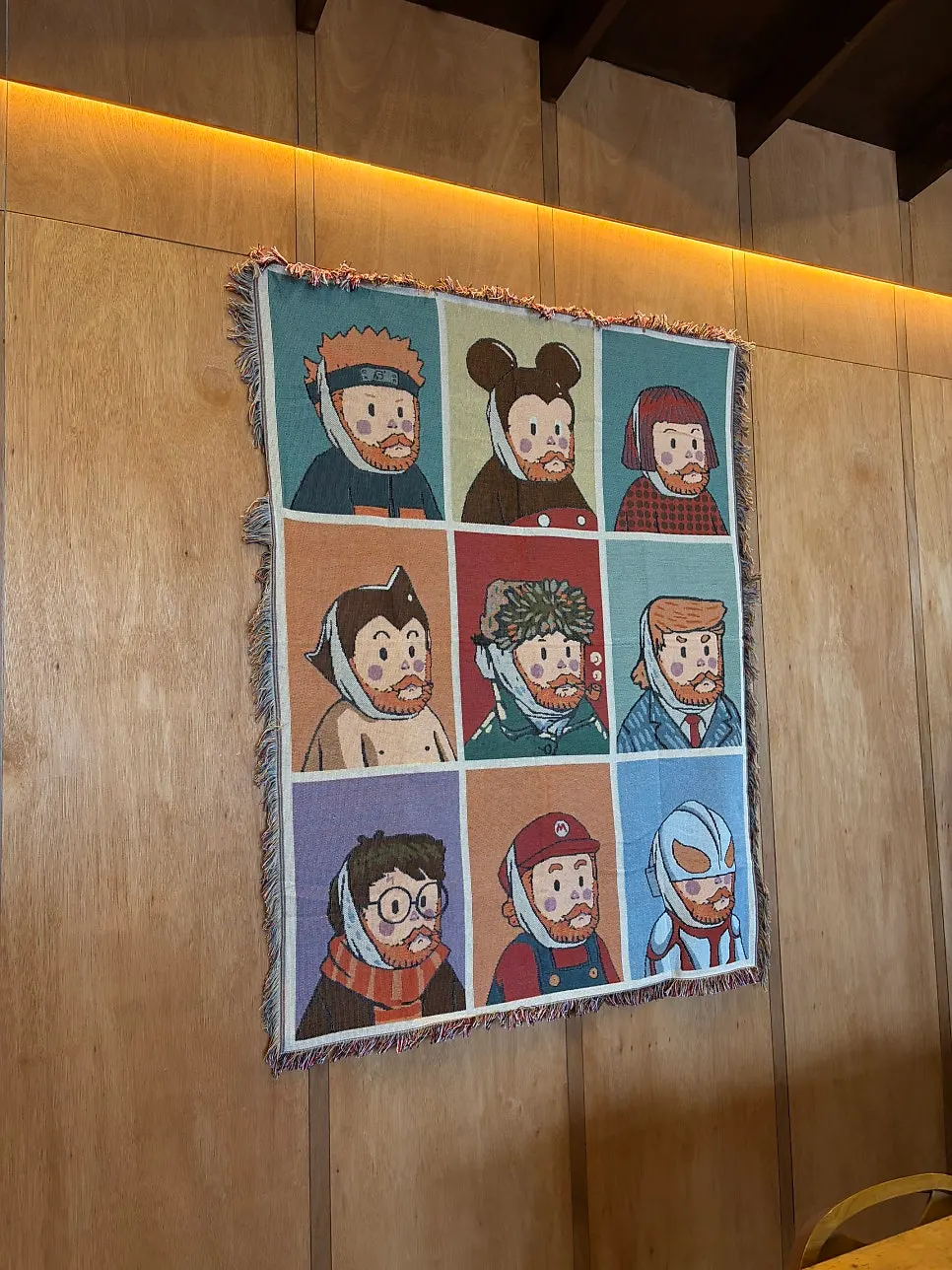 벽면에 걸린 패브릭 포스터