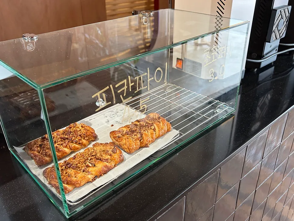 베이커리가 진열된 쇼케이스