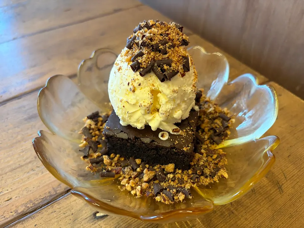 바닐라 아이스크림이 올라간 브라우니아이스크림