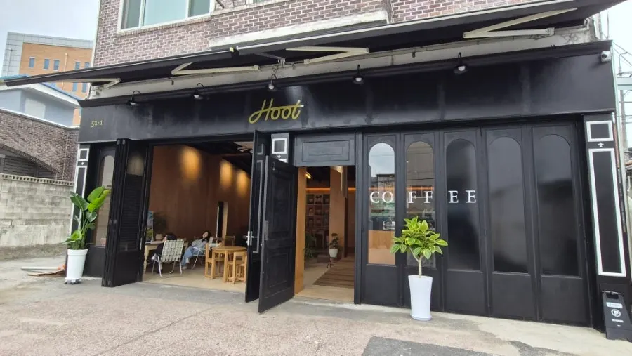 브라우니 아이스크림이 놓인 카페 테이블