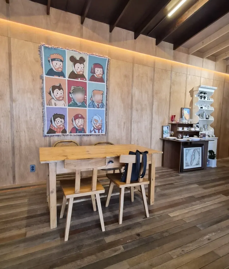 Hoot space with witty little objects