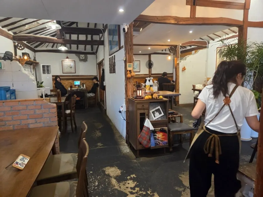 Photo of the atmosphere inside Hyeondae Memil