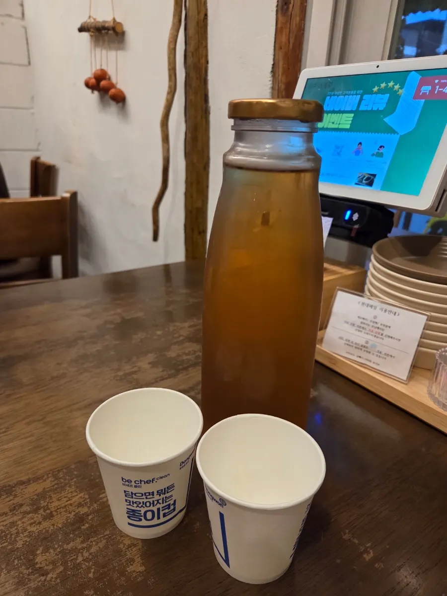 매장 앞에 놓인 현대메밀 메뉴판