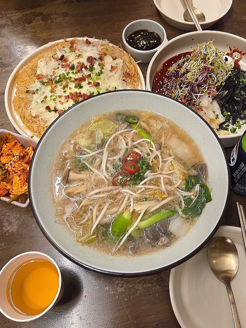 테이블에 차려진 현대메밀 메인 메뉴 세 가지