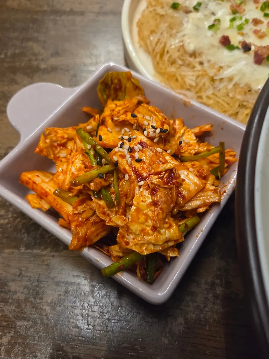 막국수와 함께 나온 겉절이 김치