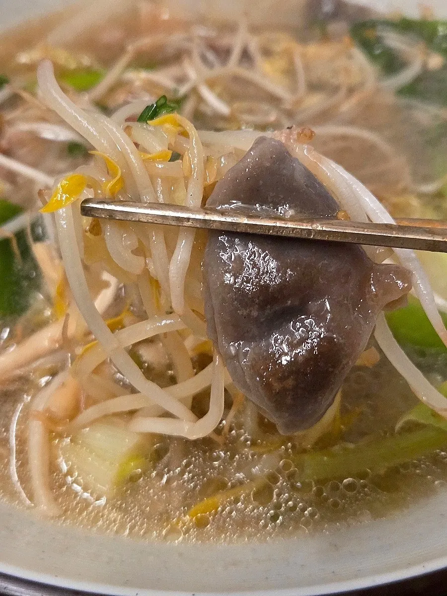 양지 육수에 건져낸 메밀 수제비