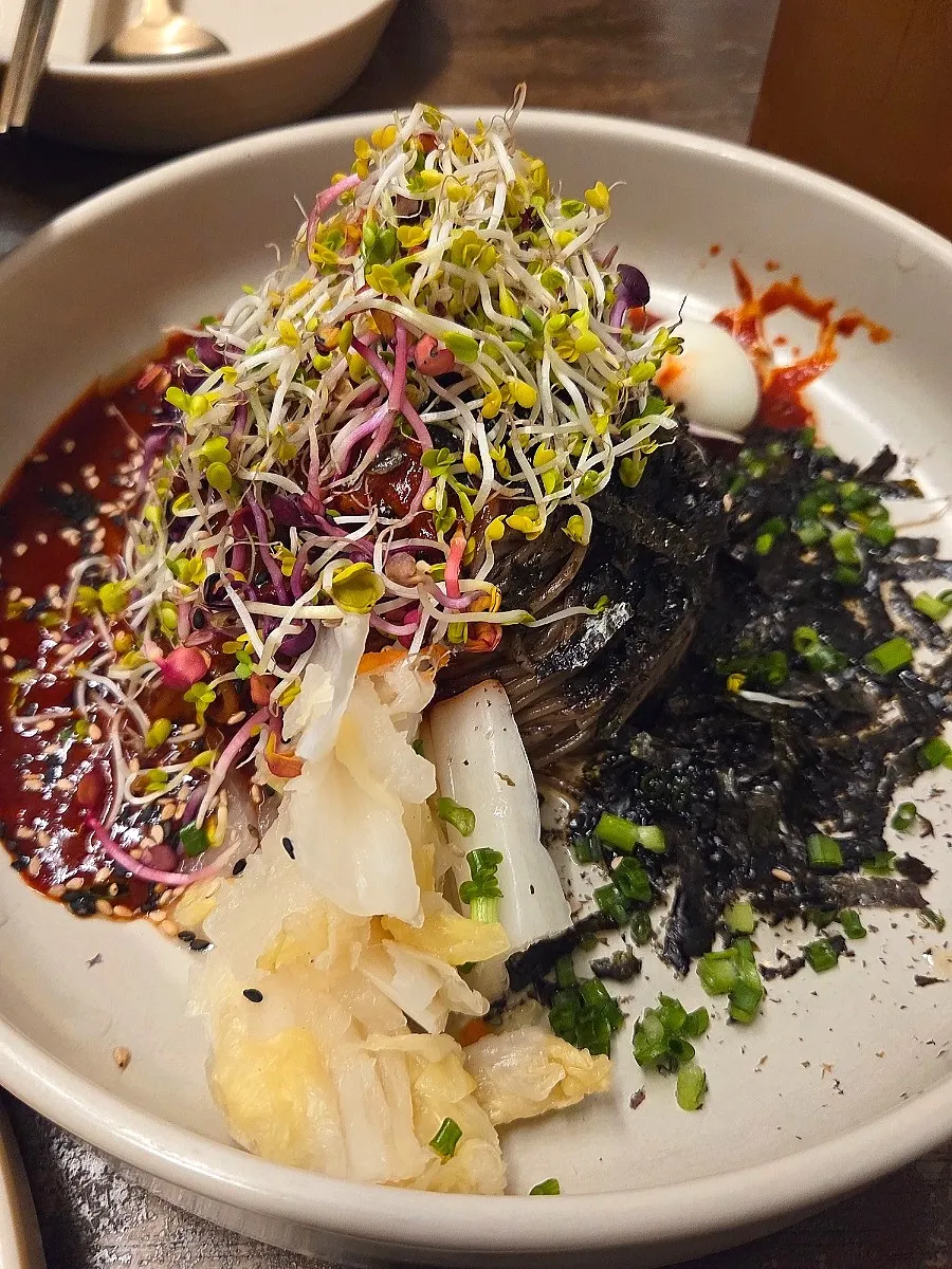 차가운 막국수와 따뜻한 온수제비를 번갈아 먹는 상
