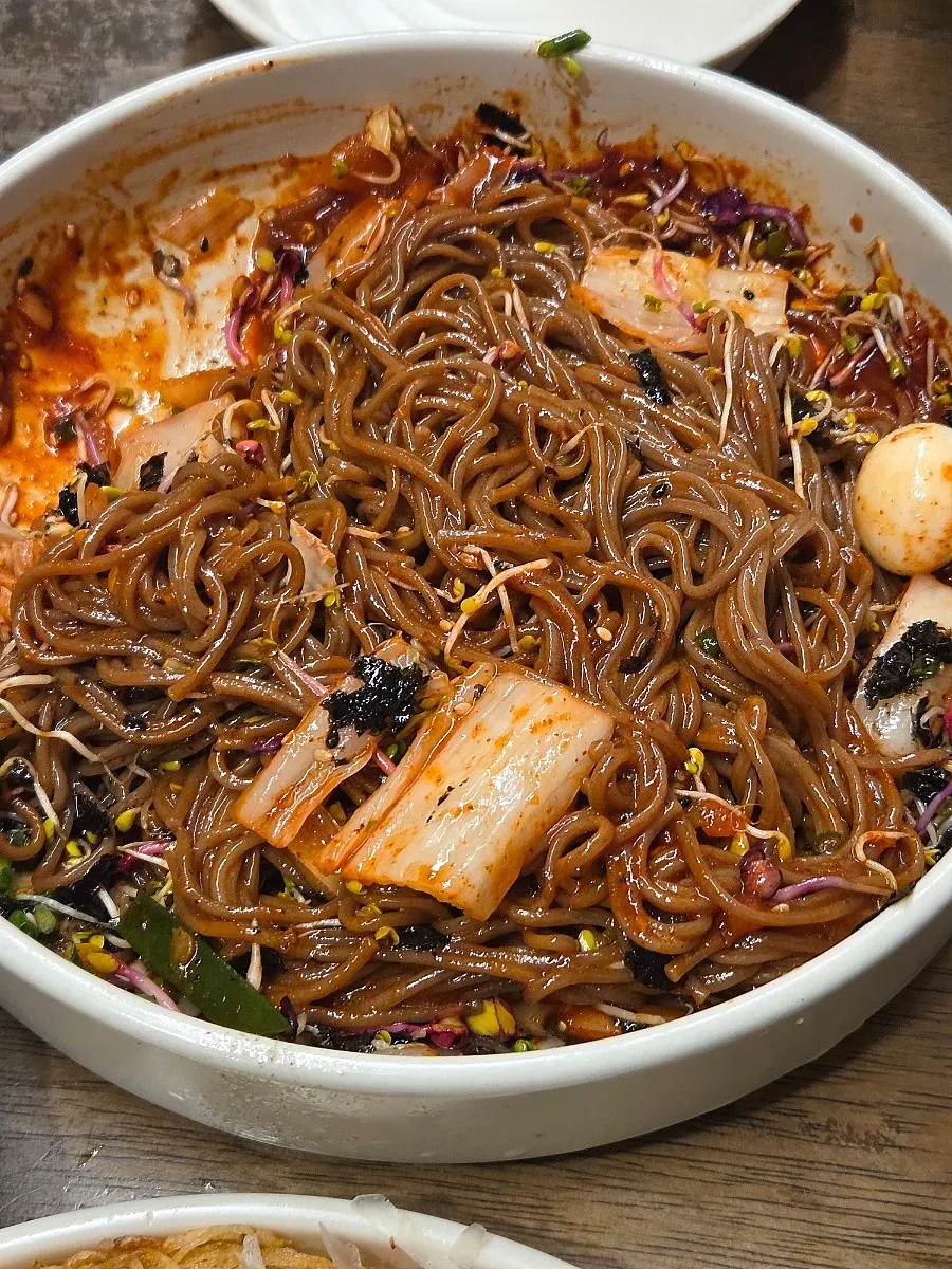 비비기 전 비빔막국수 한 그릇
