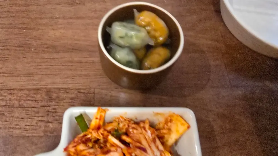 따뜻한 국물의 메밀온수제비 클로즈업