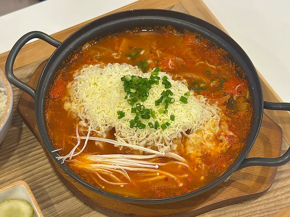 눈꽃치즈를 올린 김치치즈나베
