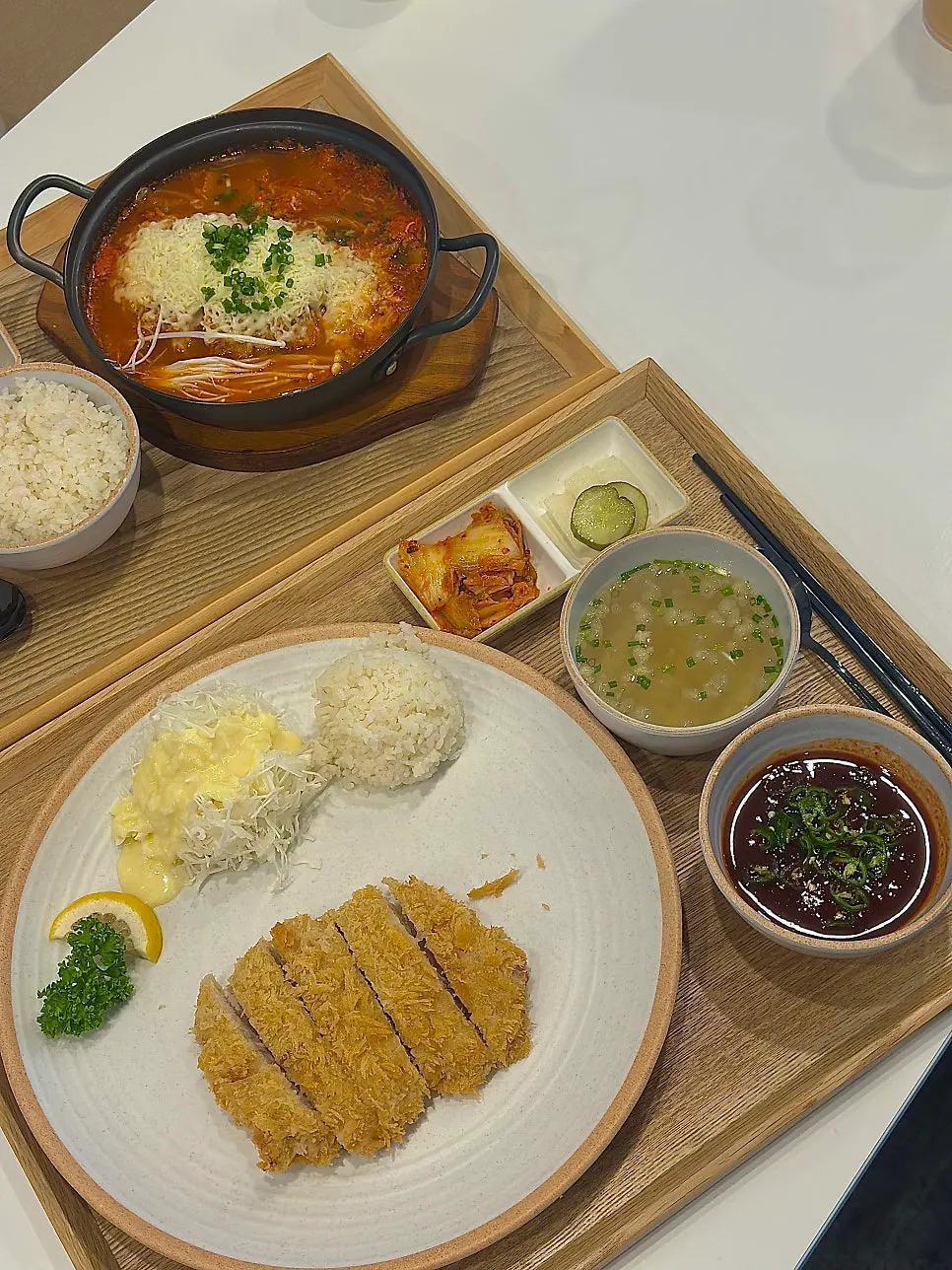 김치치즈나베와 매운돈까스 식사