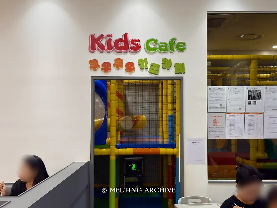 Hall seating at QooQoo Chuncheon Branch, good for family gatherings