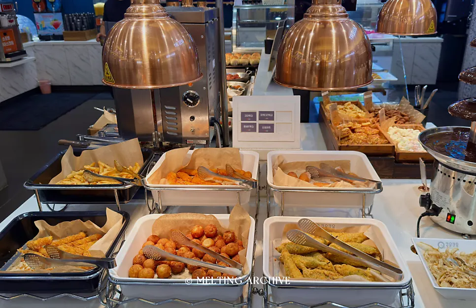 Buffet display case with a variety of dishes
