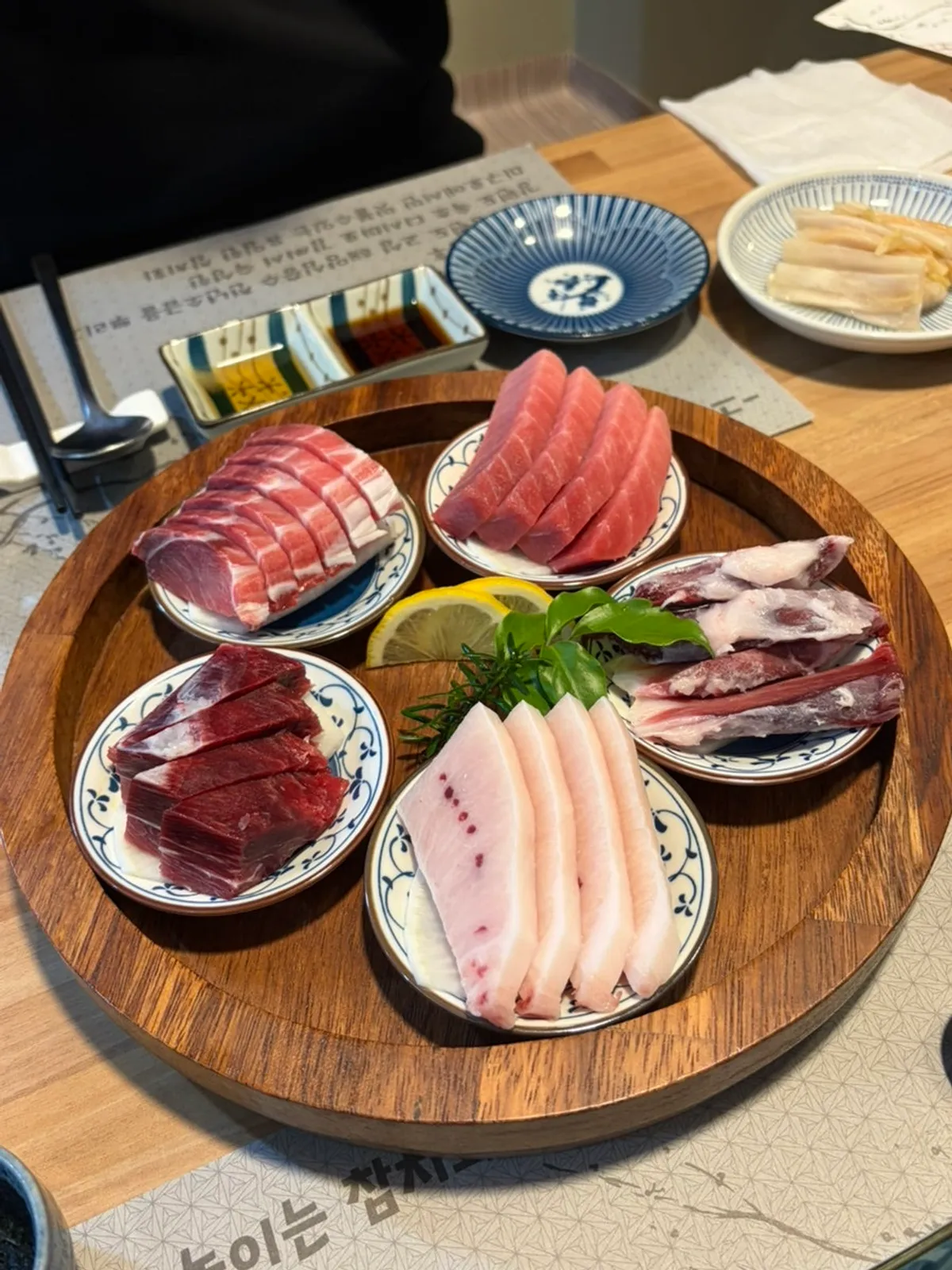 부위별로 담긴 참치 한 판