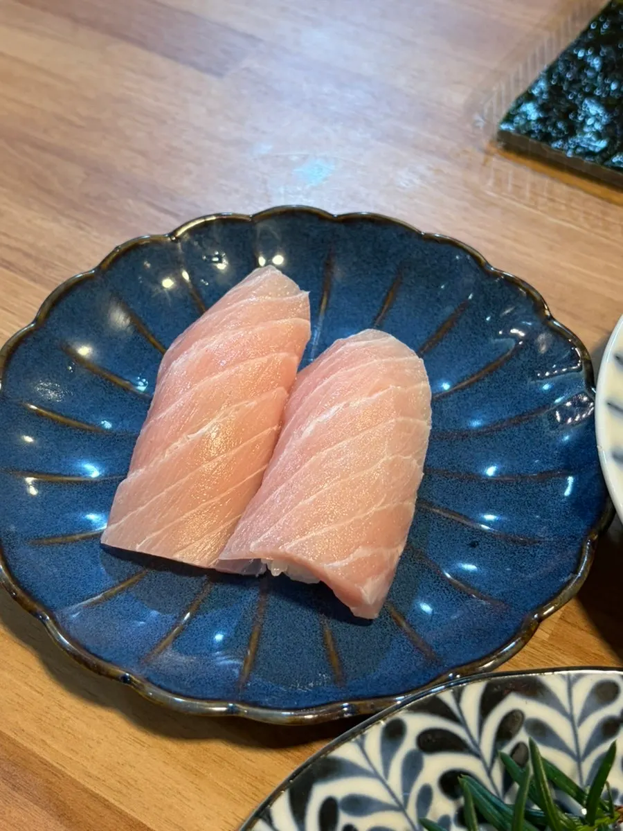 코스로 이어지는 참치 접시