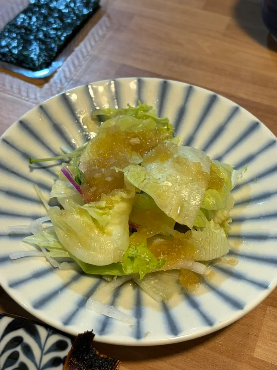 밥과 참치가 어우러진 초밥 접시