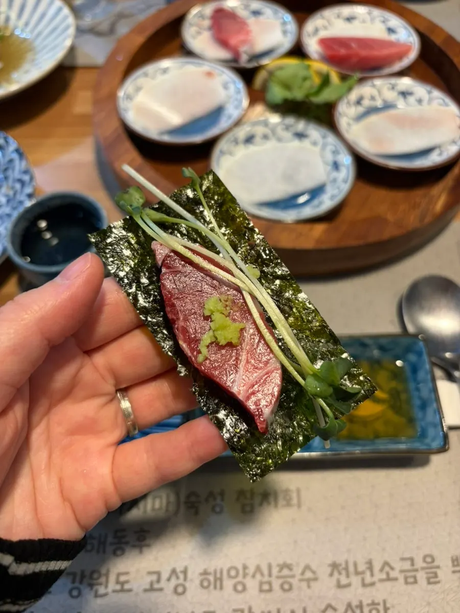 곁들임과 함께 올린 참치 쌈