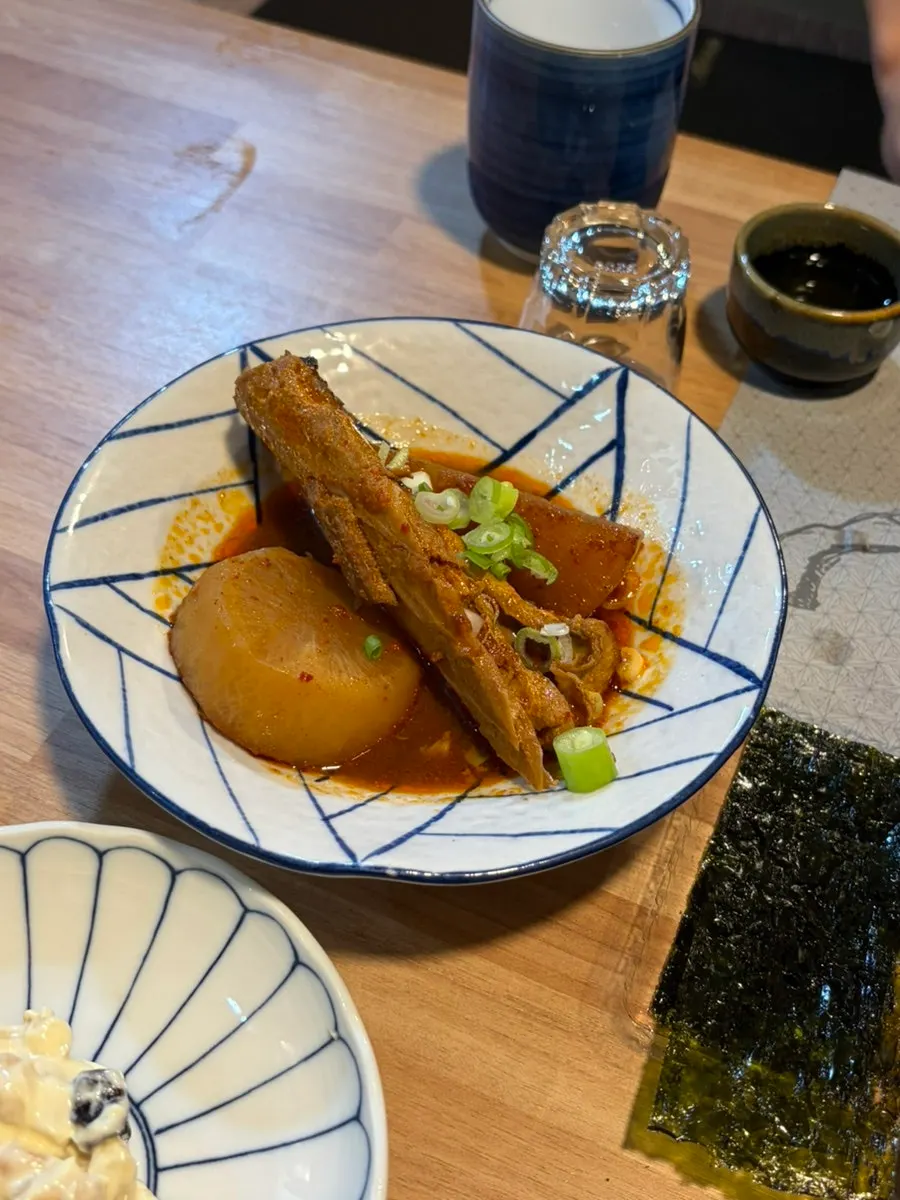 참치 사이사이 먹은 곁들임 접시