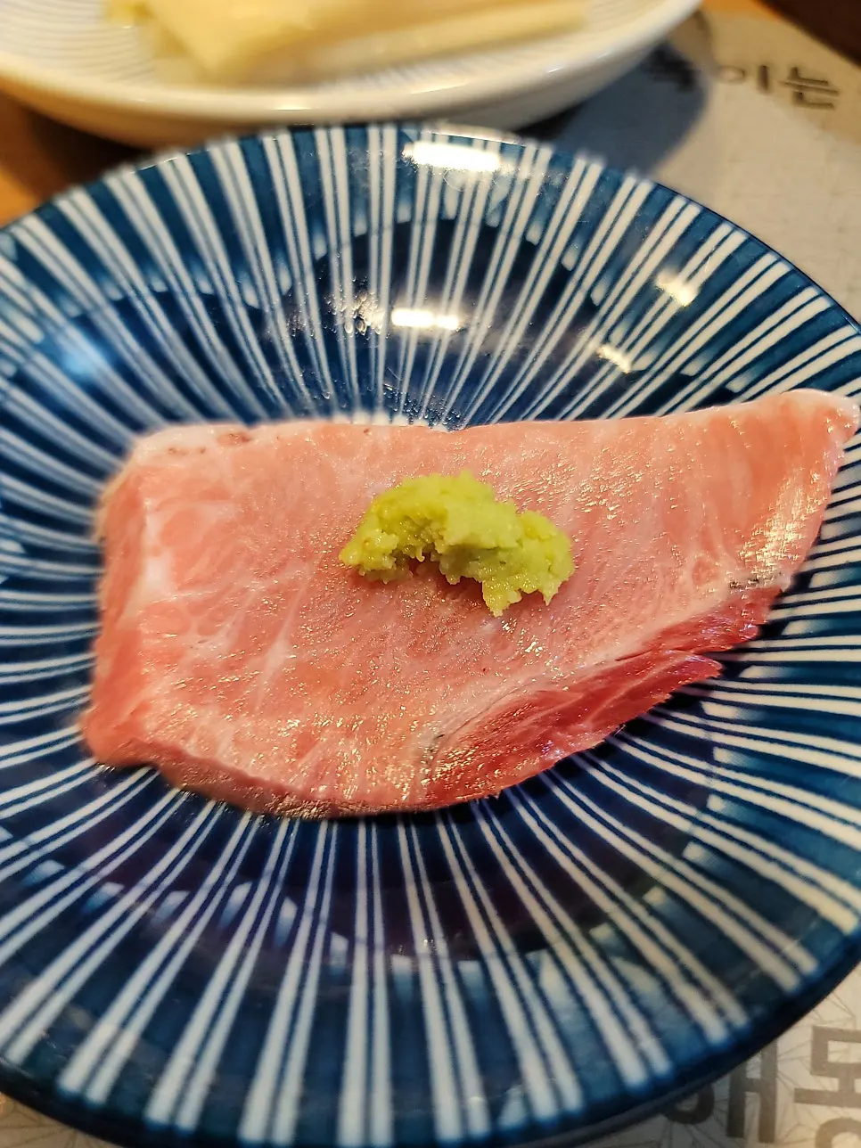 Red lean cut of bluefin tuna